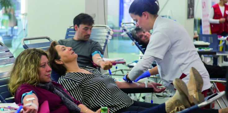 Un grup de persones donen sang a la segona edició de la Marató a la capital, ahir.