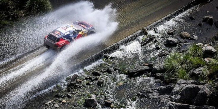 Peterhansel supera un riu a Argentina en la passada edició.