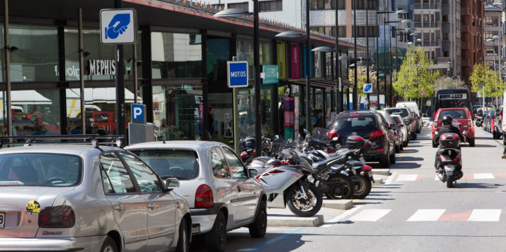 Diversos vehicles aparcats a la zona blava d’un dels carrers de la zona de Prada Ramon, ahir.