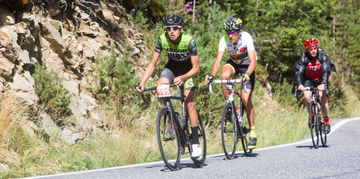 Uns cicloturistes pugen en direcció a l’Alt de la Rabassa, en la primera edició de La Purito Andorra.