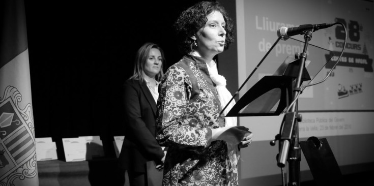 Inés Sánchez, durant l'entrega de premis del Concurs de contes de Nadal.