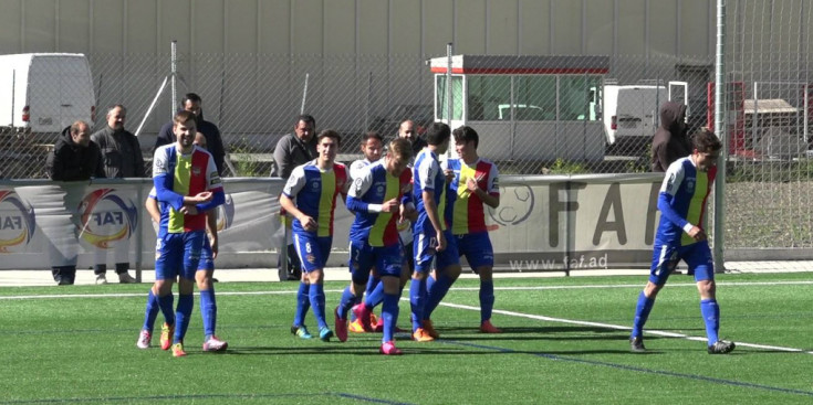 Emili celebra el gol amb els companys de l'FC Andorra en el partit de dissabte contra l'Avià.