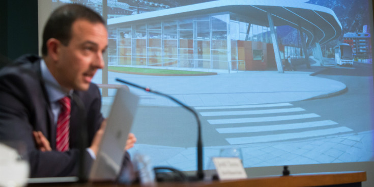 Torres presenta la licitació de l’estació d’autobusos, el 13 d’abril passat a l’edifici administratiu del Govern.
