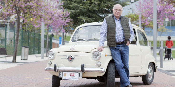 Lluís De Juan amb el Seat 600 que sorteja l’Associació Andorrana de Vehicles Antics, ahir.