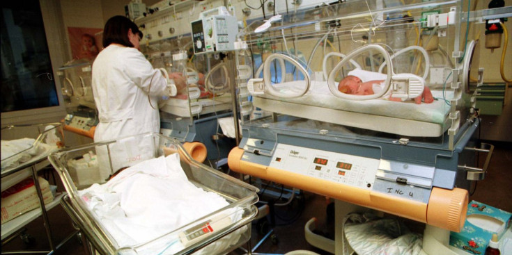 Un nadó a la incubadora.