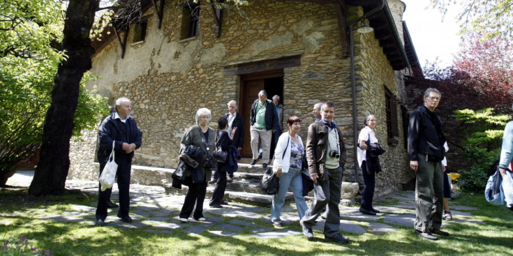 Un grup de turistes visita el Museu Areny Plandolit.
