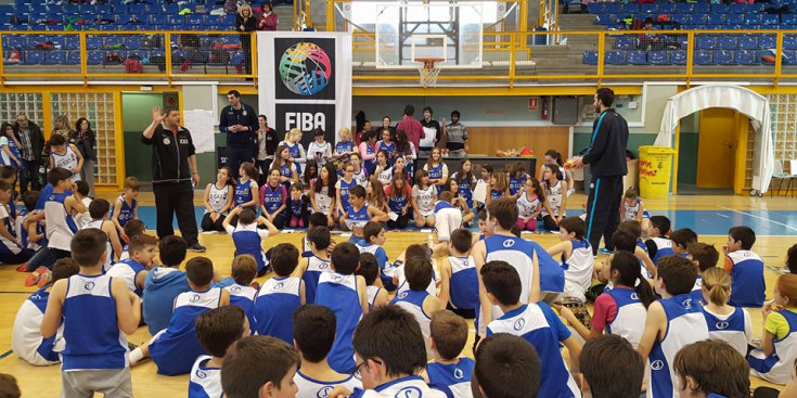Alguns jugadors visiten els nens de la base del BC Andorra.
