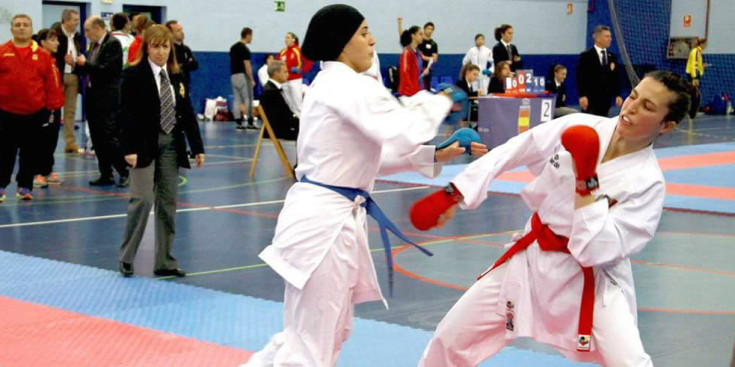 A l’esquerra, Sandra Herver, de vermell, lluitant amb la karateca egípcia, dissabte a la Copa Intercontinental.