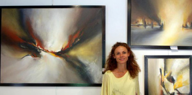 L’artista Isabelle Sarian amb les seves obres.