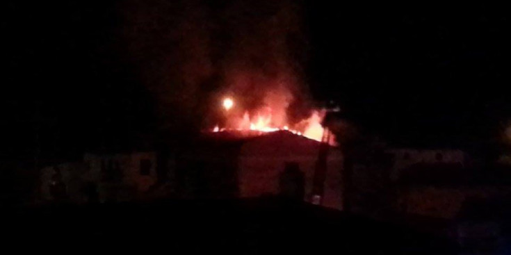 Habitatge al carrer Bellavista en flames.