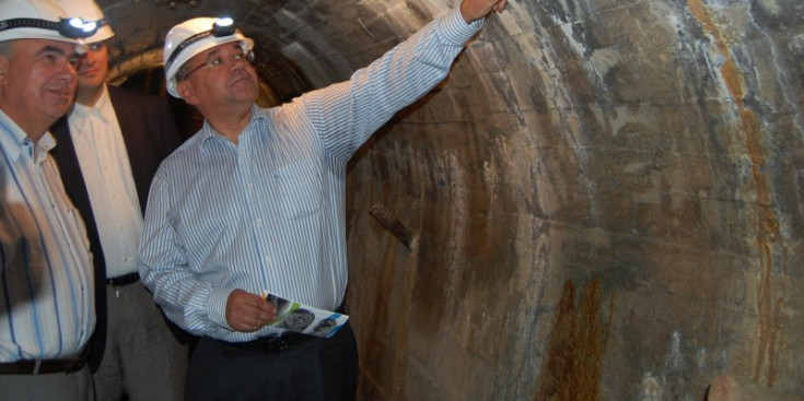 El director de FEDA, Albert Moles, fa una explicació en una visita nocturna al Camí Hidroelèctric d’Engolasters.