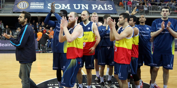 Els jugadors s’acomiaden de l’afició després de sumar una derrota al Poliesportiu d’Andorra.