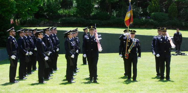 Els agents protagonitzen un acte d'honor a l'himne i a la bandera, ahir.