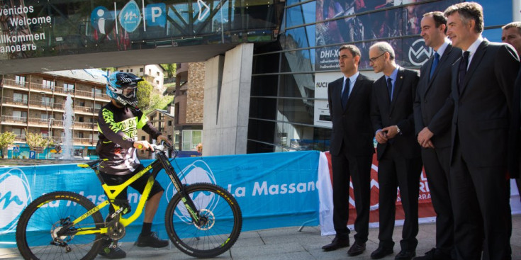 Els cònsols de la Massana i el cap de Govern observen un ciclista després de la presentació d’ahir.