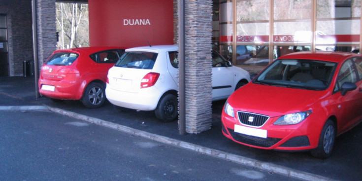 Cotxes de lloguer retinguts a la duana d’Andorra amb Espanya.