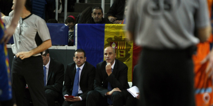 Peñarroya, assegut a la banqueta al costat de David Eudal, amb la mirada perduda en el MoraBanc-València de l’octubre passat al Poliesportiu.