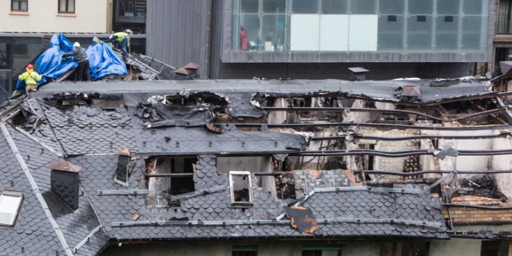 Un grup de tècnics treballa a la teulada de l’edifici Tiffanys després de l’incendi que es va produir el passat mes de març.