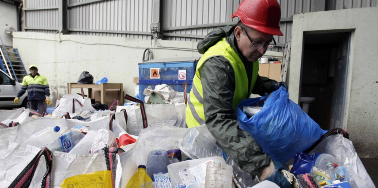 Un treballador separa el plàstic en el Centre de Tractament de Residus.