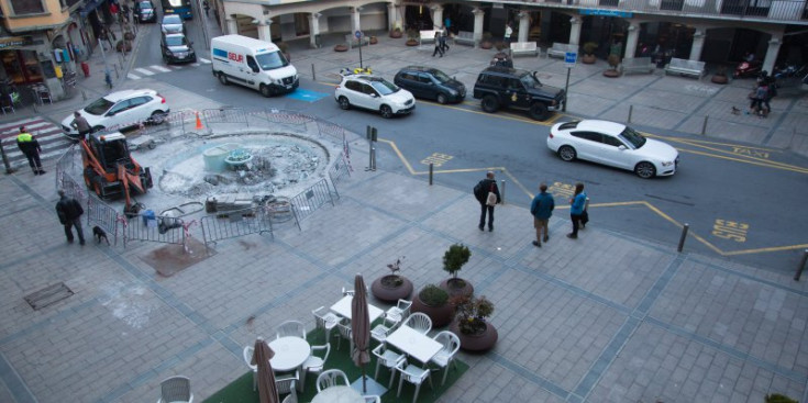 Una imatge recent de la plaça Guillemó, durant les obres de retirada de la font.