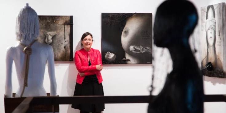 Samantha Bosque, entre les seves fotografies i escultures, ahir a la galeria Pilar Riberaygua.