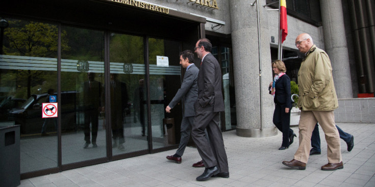 Pantebre i Escaler (al fons) amb altres membres del CCIS abans de tenir una reunió amb el Govern, l’any passat.