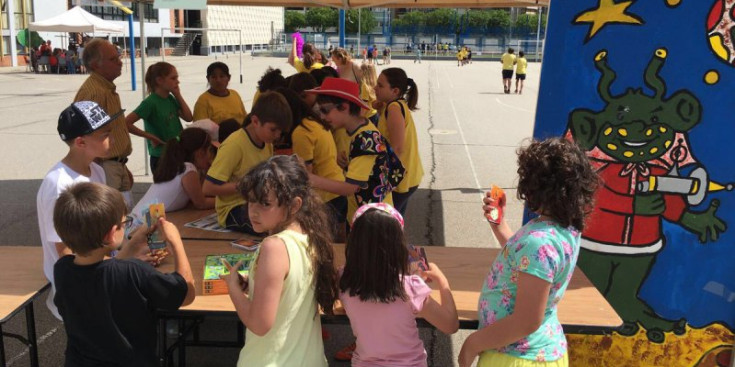 Uns infants juguen al pati de La Salle