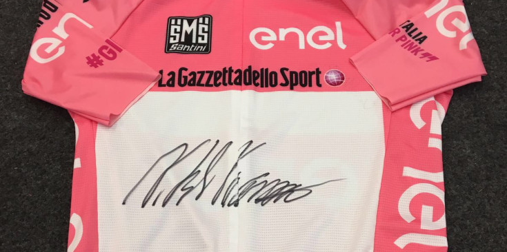 El mallot del líder del Giro, firmat per Nibali i Chaves.