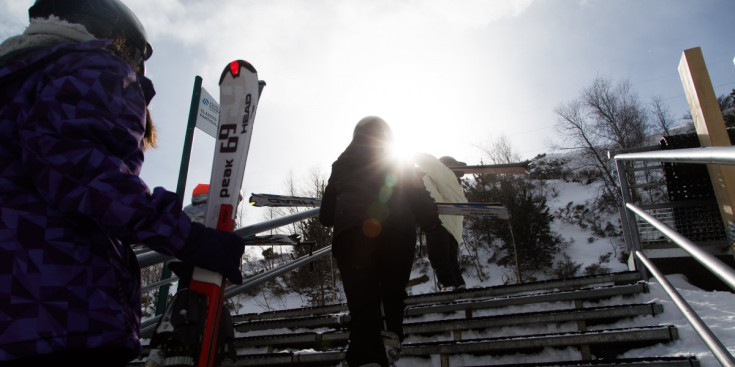 Uns esquiadors accedint a les estacions del Principat.