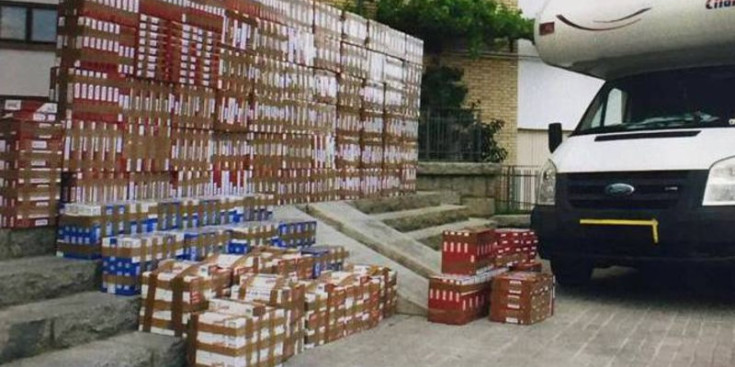 L'autocaravana i la mercaderia requisades al detingut.