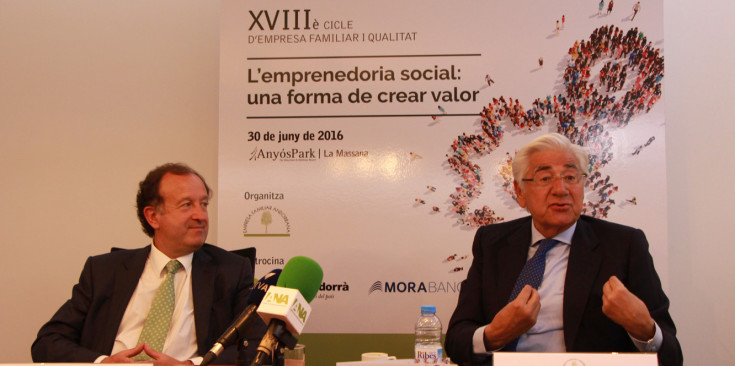El secretari tècnic de l'entitat, Joan Tomàs, i el president de l'EFA, Josep Maria Cases, en la presentació del cicle.