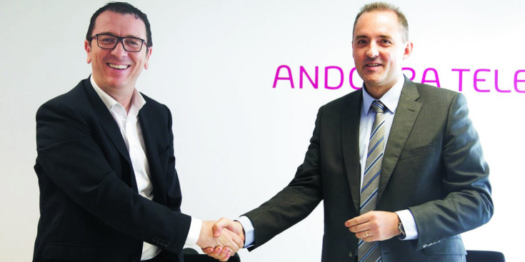 Budzaku i Nadal després de signar l’acord, ahir a Andorra Telecom.