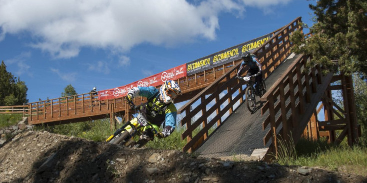 Dos ‘bikers’ afrontant la part del recorregut del pont del Vallnord Bike Park, ahir.