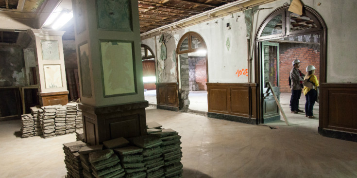 A l’esquerra la planta baixa on s’ubicarà la biblioteca i la zona d’exposicions, amb rajoles de l’antic hotel que s’aprofitaran.