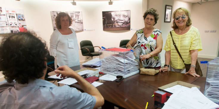 Dues dones efectuen el seu vot al consolat d’Espanya a Andorra, ahir a la tarda.