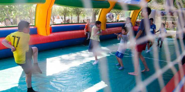 Alguns nens juguen en un camp de futbol inflable, ahir al Parc Central.