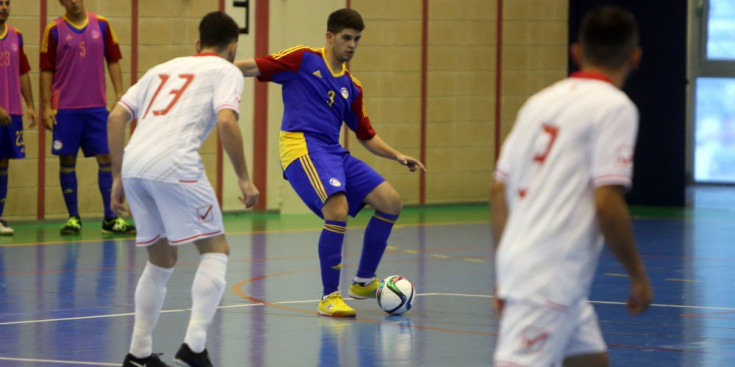 Èric Mesquita realitza una passada en el primer partit de la selecció contra Malta.