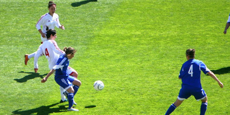 Lluita entre dues jugadores en el partit d’ahir entre Geòrgia i Andorra, a Malta. FOTO: XAVI MIRÓ / FAF