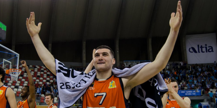 Burjanadze celebra una victòria amb el Leyma Corunya.