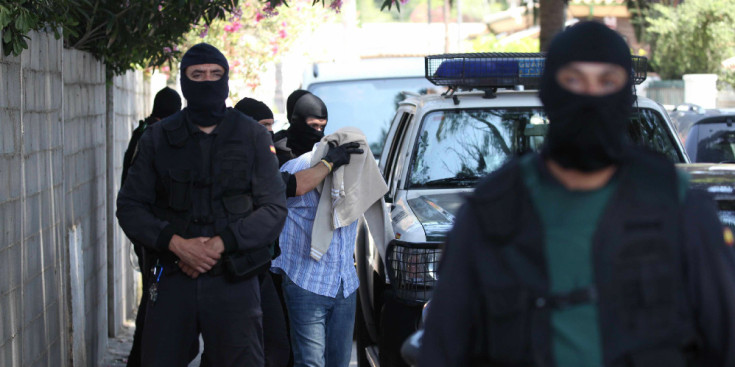 Un dels vuit membres que la Guàrdia Civil espanyola va detenir, dimarts a Cambrils amb la cara tapada.