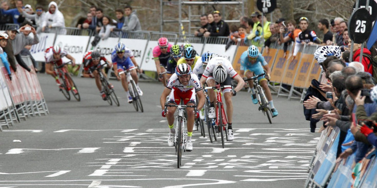 Joaquim ‘Purito’ Rodríguez, en l’esprint final de l’etapa d’ahir amb arribada a Arrate, s’imposa a Bauke Mollema, Simon Yates i la resta de ciclistes. FOTO: EFE / JAVIER ETXEZARRETA