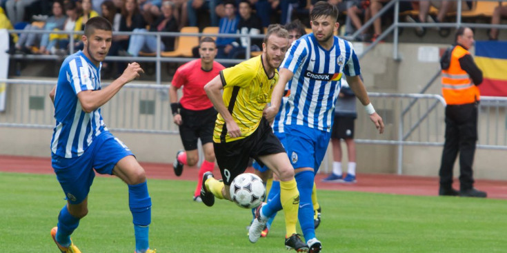 Boris Antón intenta escapar-se de dos jugadors del Lokomotiva de Zagreb.