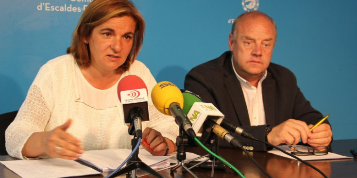 Els cònsols majors d’Escaldes i Canillo, Trini Marín i Josep Mandicó, a la roda de premsa posterior al consell.
