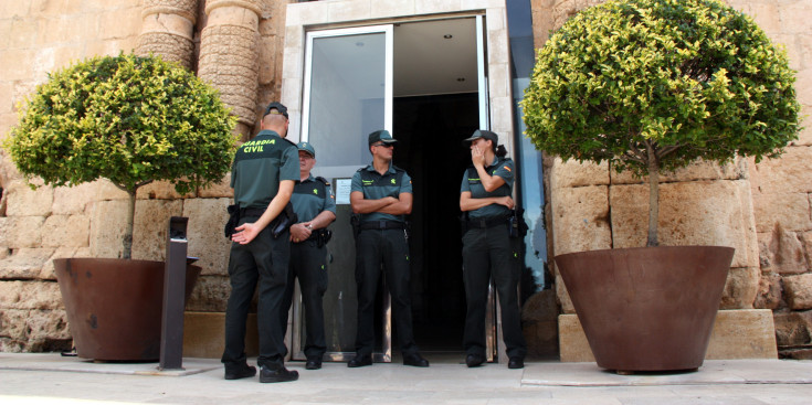 Agents de la Guàrdia Civil escorcollen l’Ajuntament de Torredembarra, al 2014.