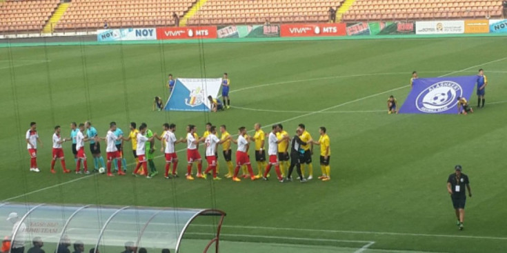 Els dos equips i els àrbitres se saluden abans de començar el partit a Erevan.