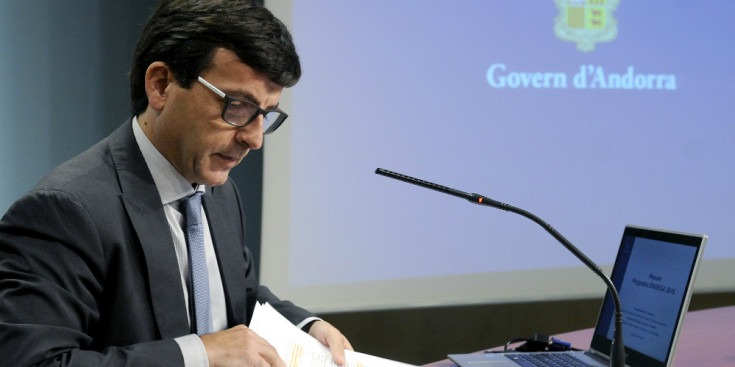 Cinca endreça papers a la roda de premsa posterior al consell de Ministres, ahir a l'edifici administratiu de Govern.