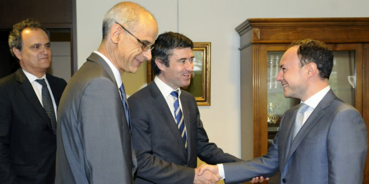 Carneiro, al costat de Martí, saluda al ministre Xavier Espot.