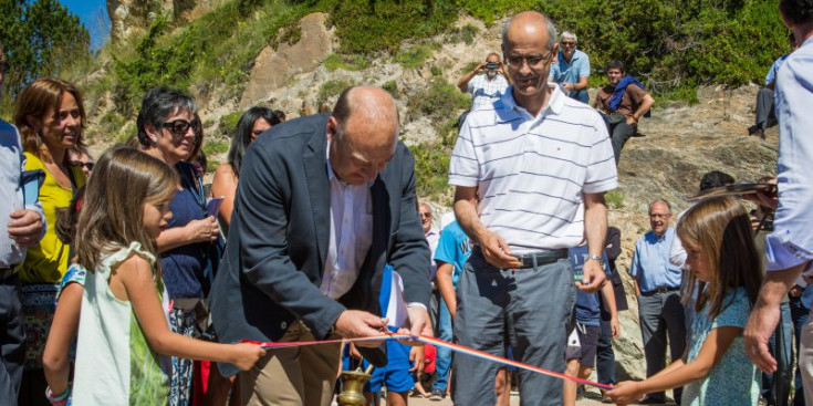 Josep Mandicó i Toni Martí tallen la cinta per inaugurar oficialment el mirador del Roc del Quer, ahir.