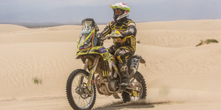 España supera dunes en una de les etapes de la darrera edició del Ral·li Dakar.