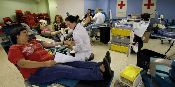 Donants de sang durant una col·lecta de la Creu Roja als locals de l’entitat a la parròquia d’Andorra la Vella.