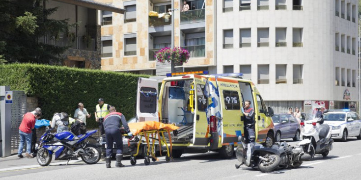 Instant de l’evacuació de la jove ferida, ahir a Encamp.